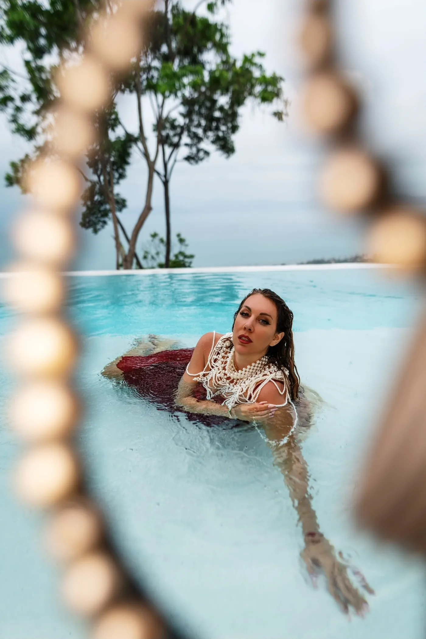 Jackie Sharon Tamblyn im Pool, durch eine Lichterkette fotografiert